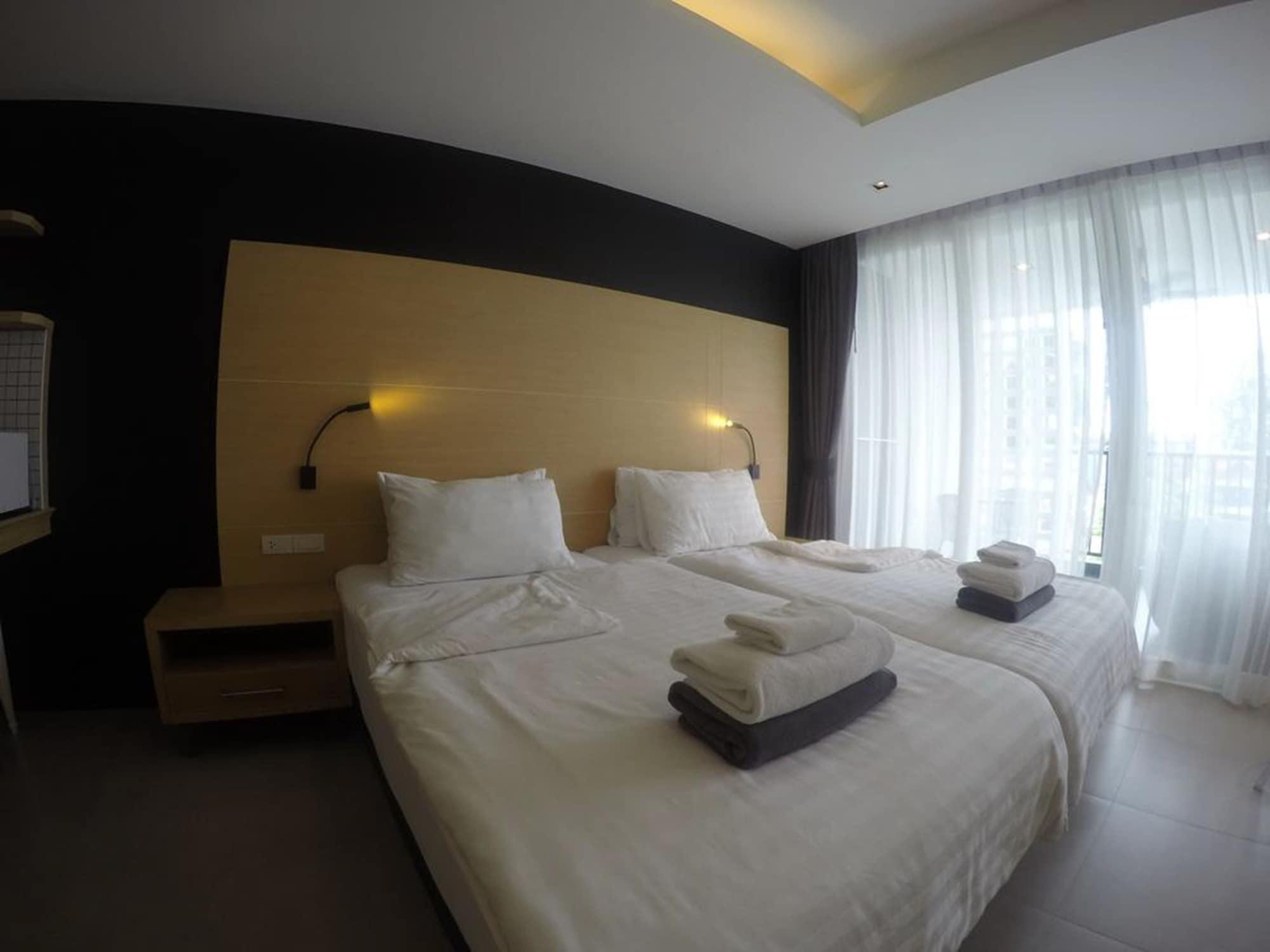 Vivace Hotel Pantai Kamala Bagian luar foto